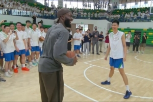 谁能绷住？杰伦·布朗中国行单挑造犯规被喊SGA 布朗笑拉了