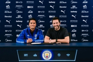 曼城官方：续约18岁中场穆卡萨至2030年，球员已为一线队出场6次