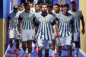 首战即将打响！梅西赛前带队进场热身，气场满满！