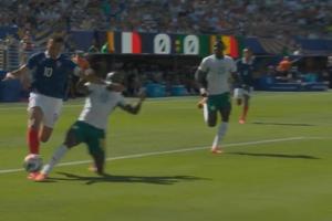 未判点球！唇语专家：姆巴佩对主裁表示“我也要去看一下VAR”