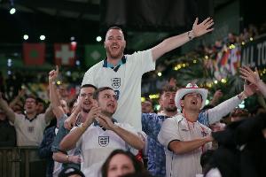 英格兰球迷不满墨西哥比赛改时间：球迷再次被当成草芥