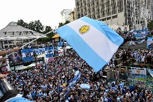 阿媒：官方严禁球迷携带马岛相关标语旗帜进场，安保人员超1600人